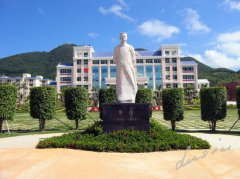 鲁迅雕像：：一代文豪的精神印记