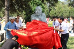 赵树理纪念雕像：：一位文学巨匠的永恒颂歌