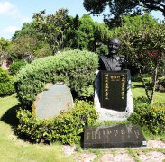 黎焕颐纪念碑：诗魂永驻，，岁月铭刻