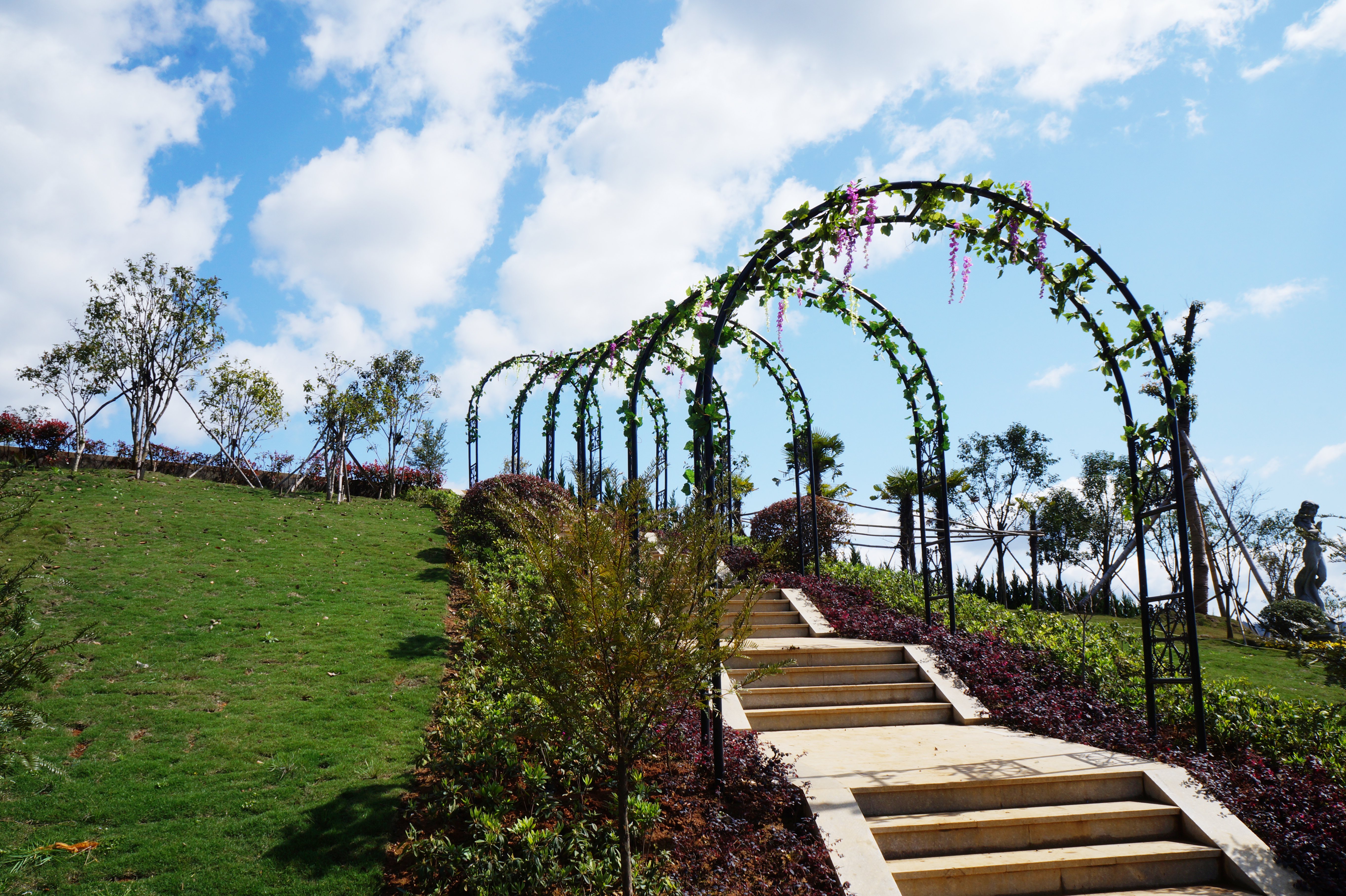 老旧公墓怎样刷新：：以文化为魂，，，融入现代城市