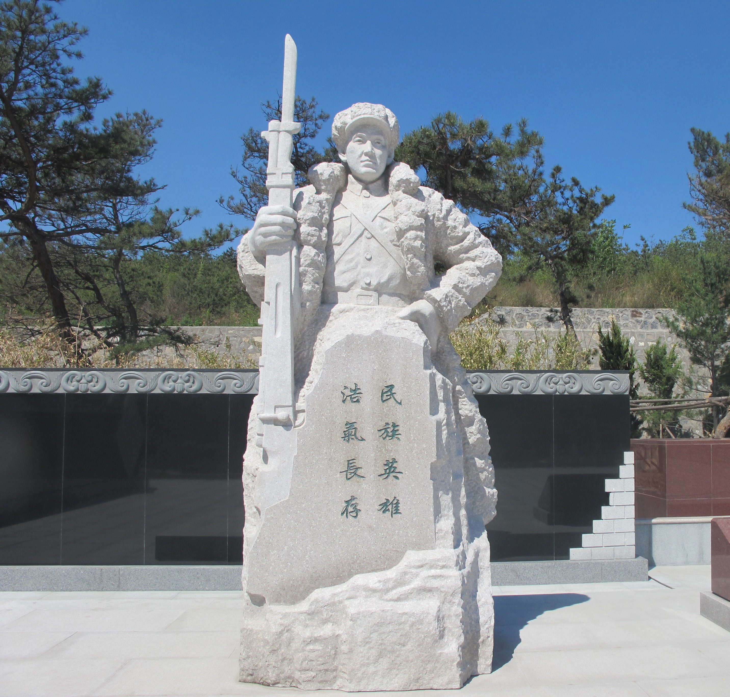 崔开国雕像：：：红色基因的传承坐标